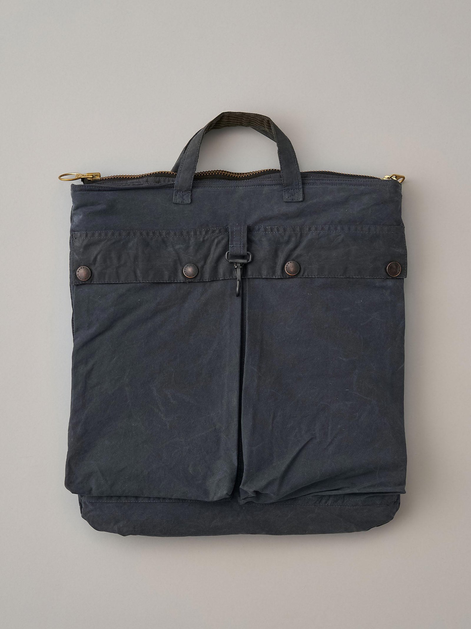 伝統あるイギリスのオイルドジャケットから一点物のバッグを再構築