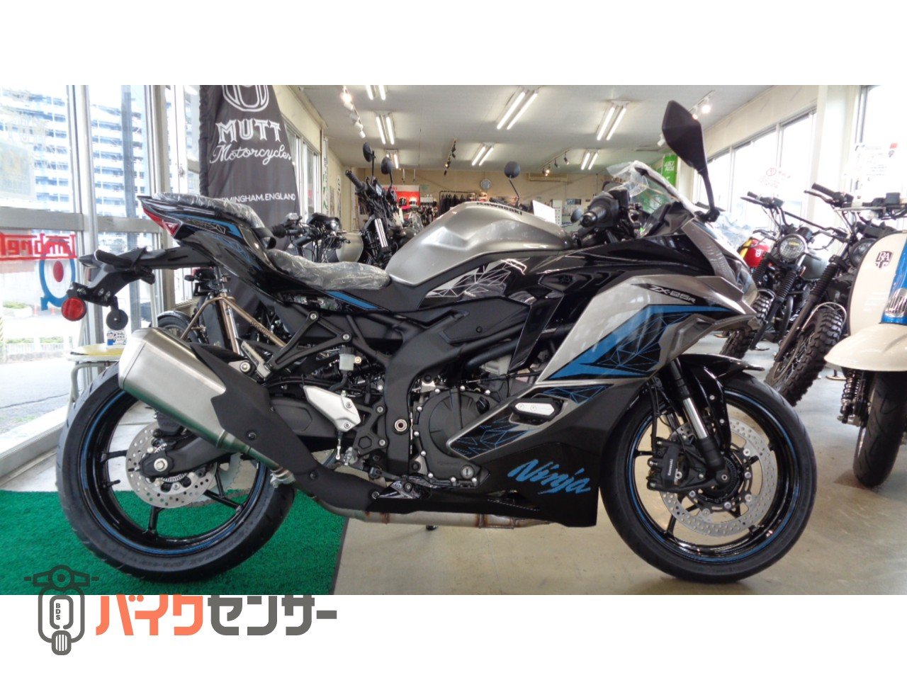 カワサキ NINJA ZX-25R SE メタリックファントムシルバー×エボニー