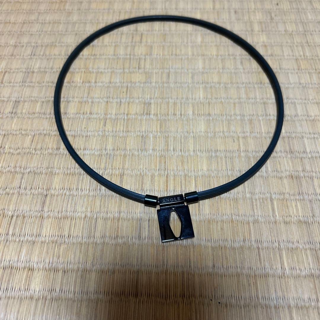 ファルコン　ANGLE シンプルな黒いネックレス Crazy Angel ブラックスピネル ネックレス クロス/ユリ モチーフ 38cm